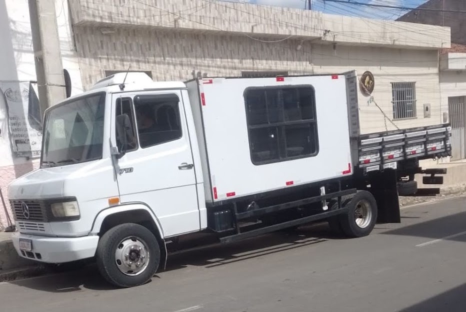 Caminhões de Apoio Cabinados